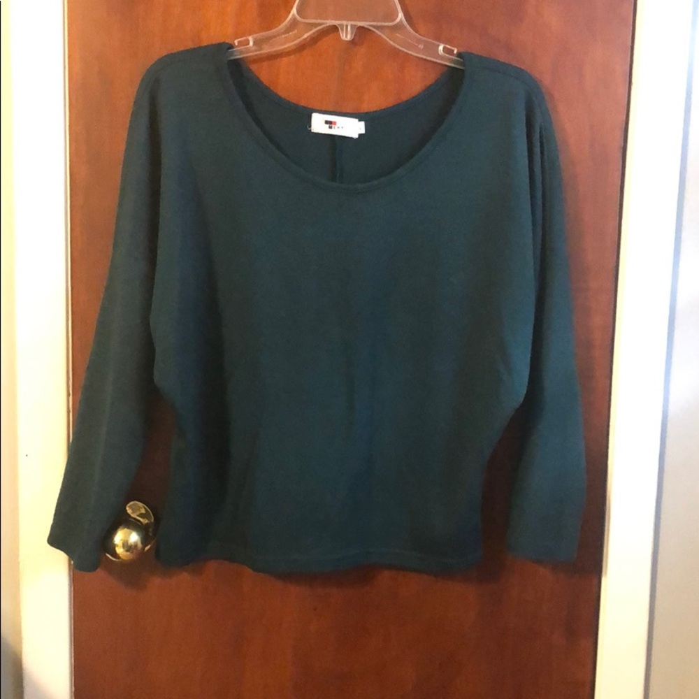NWOT EMERALD AUSTRALIAN TOP- GREAT FOR FALL 🍁